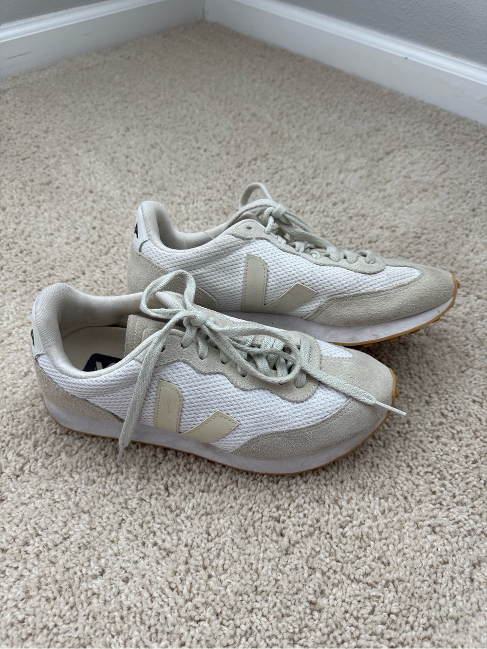 White/ cream women’s size 8 Veja sneakers